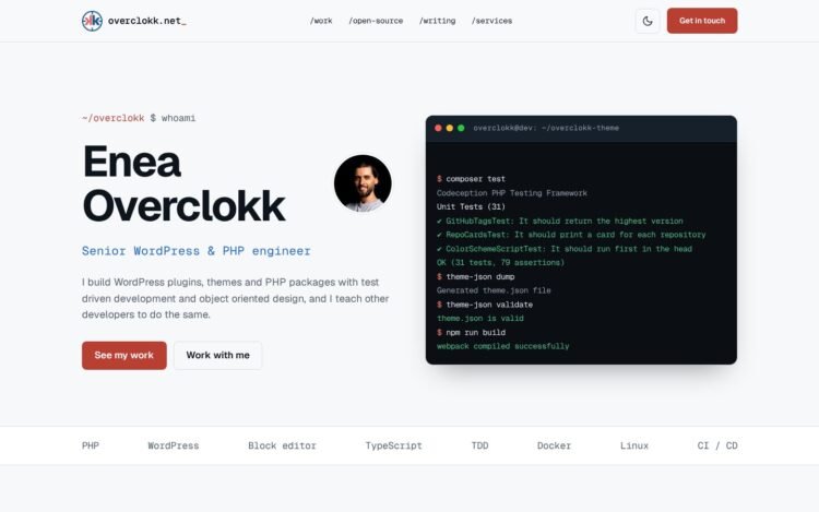 Home di overclokk.net con il tema chiaro: presentazione, terminale animato e stack